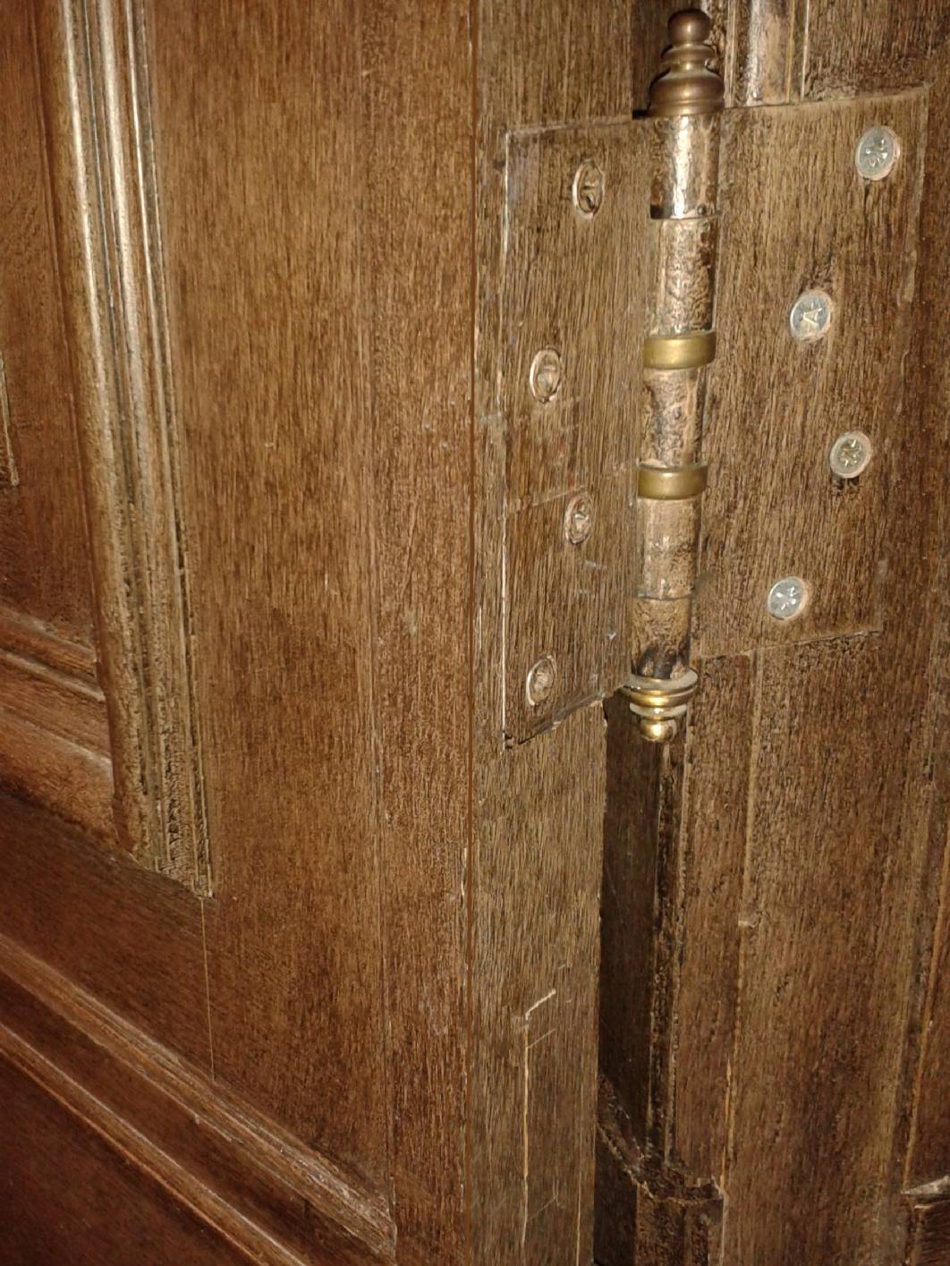 Restaurierte Holzimitation an der Altbau – Tür von Malermeister Norbert Schimpf / exklusive Malerarbeiten mit Lasur und Lasurtechnik. Die Arbeiten wurden im sinne des Restaurator – und Denkmalschutzes ausgeführt.